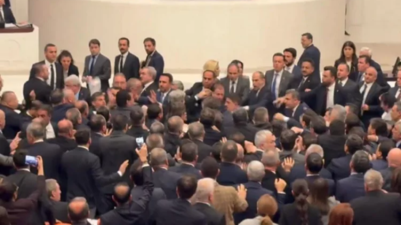 AK Parti ve CHP'li vekiller yumruk yumruğa birbirine girdi!