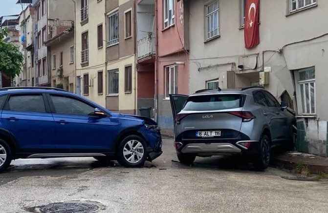 Akılalmaz kaza; Bursa’da savrulan cip eve girdi!