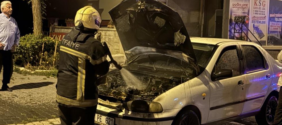 Alev alan otomobil, itfaiye ekipleri tarafından söndürüldü