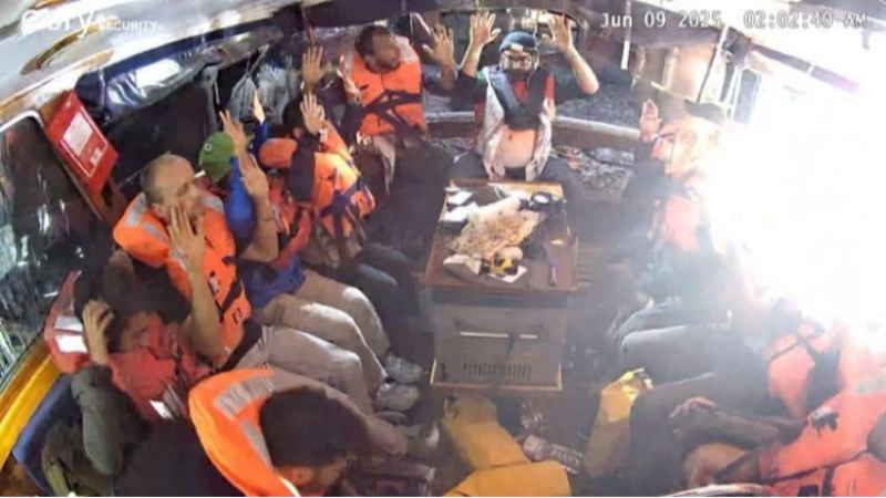 Alıkonan gemideki  aktivistlere ne olacak?