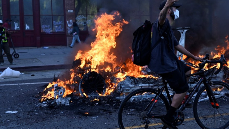 Amerika karıştı; Asker sokağa indi