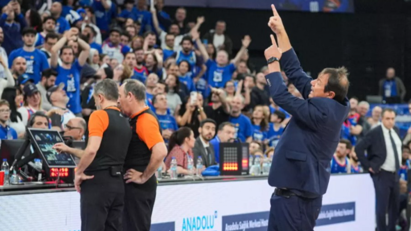 Anadolu Efes - Panathinaikos maçında ortalık karıştı!