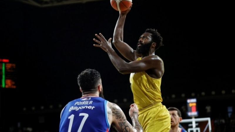 Anadolu Efes yarı finalde!