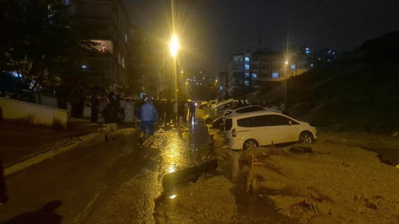Ankara’da yol çöktü, onlarca araç mahsur kaldı