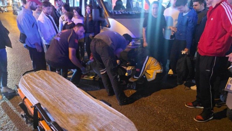 Anne ve oğluna motosiklet çarptı