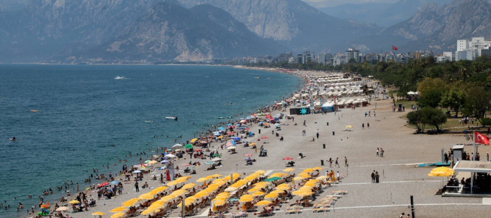 Antalya sahilleri doldu taştı