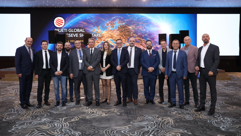 Arnavut iş insanlarından Priştina’ya çıkartma