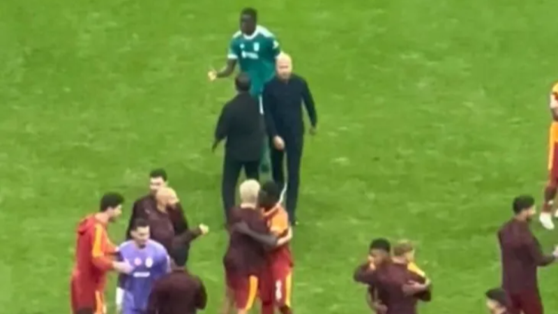 Arne Slot'tan maç sonunda Okan Buruk'a olay hareket!