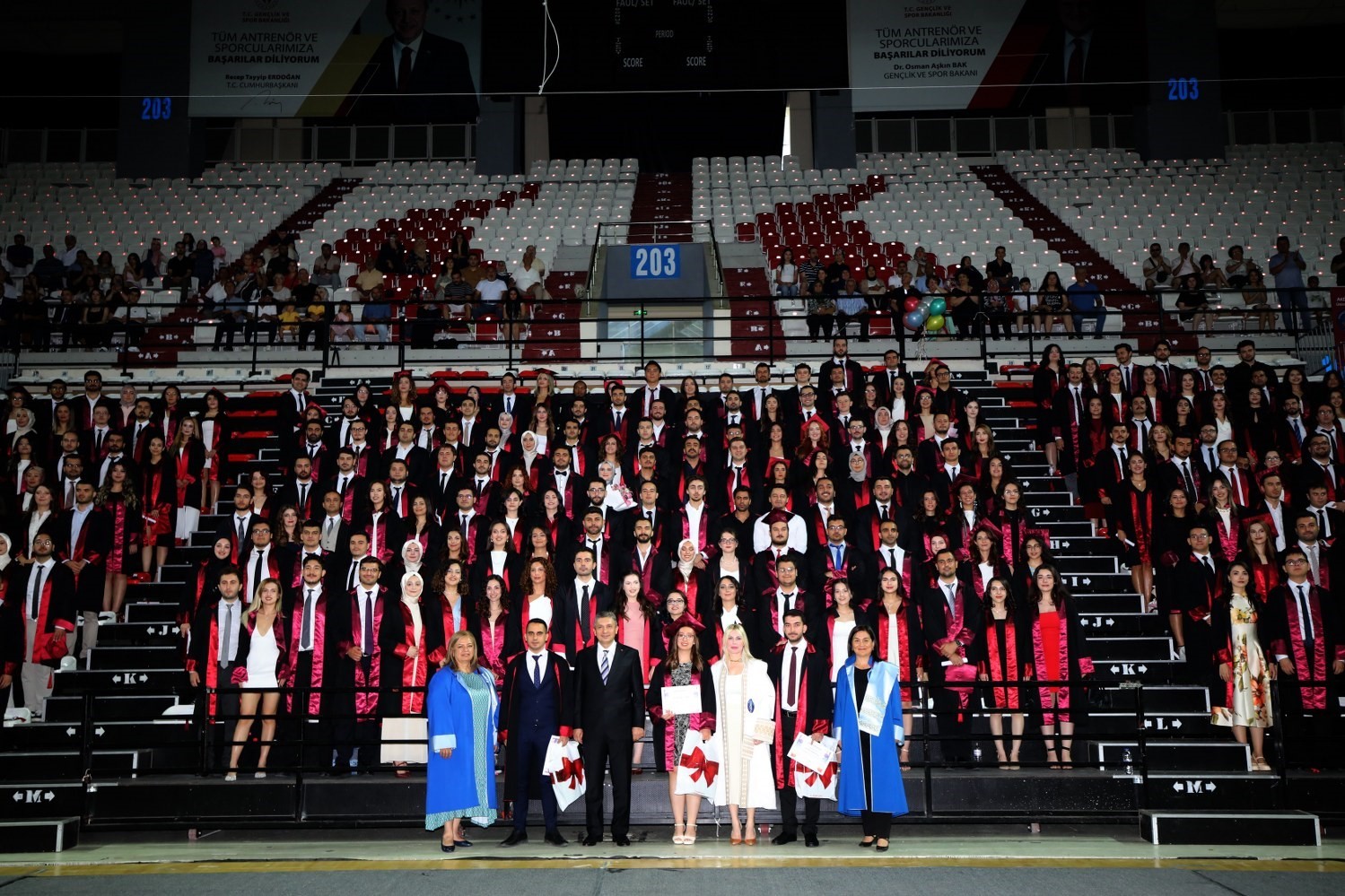 AÜ’de 289 hekim coşkuyla mezun oldu