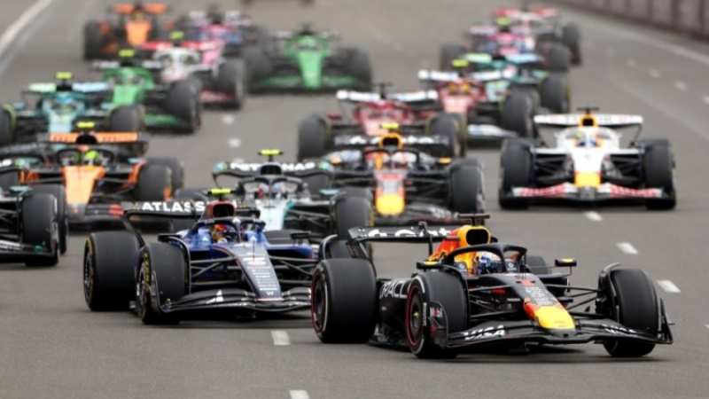 Azerbaycan'da kazanan Max Verstappen