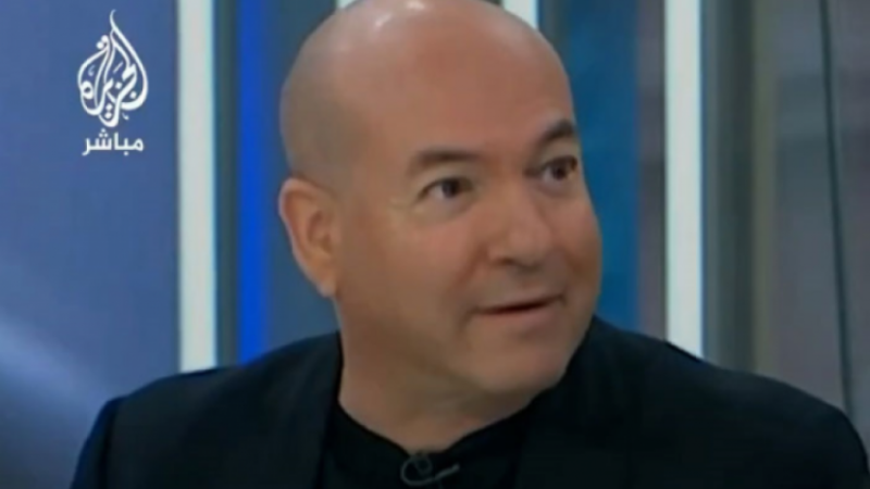 Bak sen şuna; Haddini bil densiz...