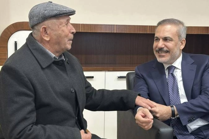 Bakan Fidan şehit Ömer Halisdemir'in babasıyla görüştü