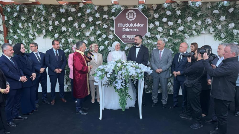 Bakan Göktaş Bursa'da nikah şahidi oldu