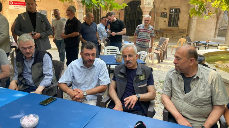 Bakan Uraloğlu yangın bölgesinde; Vatandaşla bir araya geldi