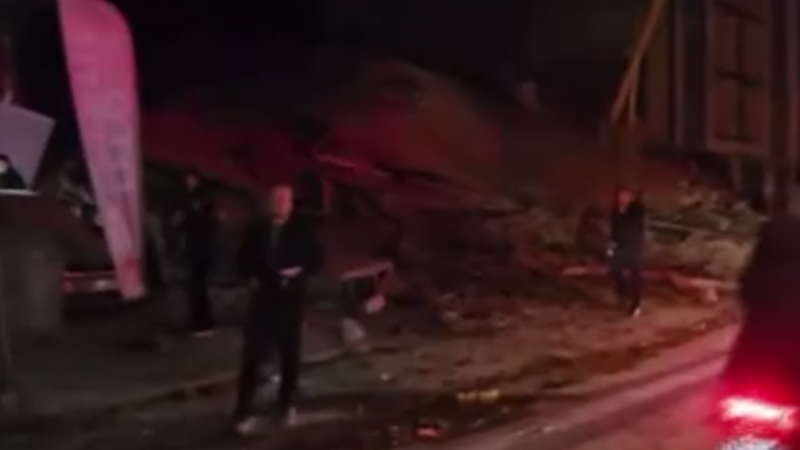 Balıkesir'de depremde bir bina yıkıldı!