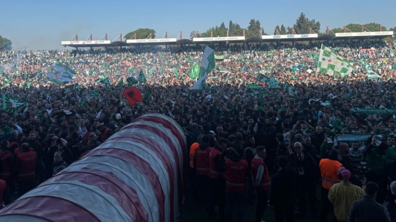 Balıkesir'de inanılmaz anlar; Taraftar kendinden geçti...