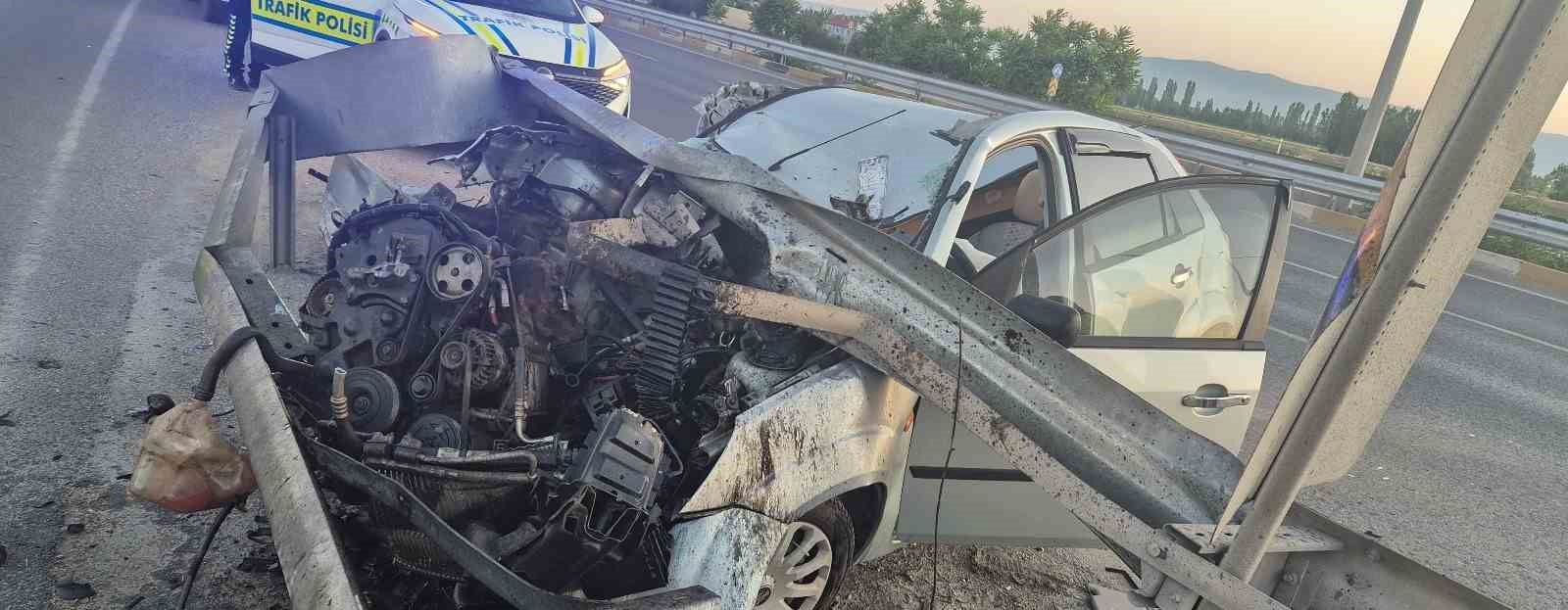 Bariyere çarpan otomobil hurdaya döndü