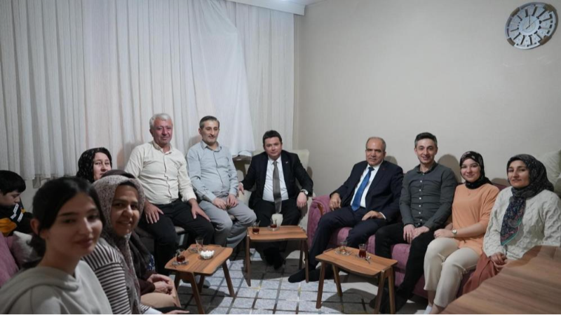 Başkan Aydın Bursa'da çaldığı her kapıda güler yüzle karşılaşıyor