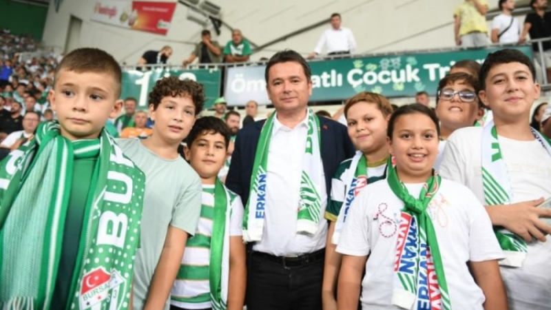 Başkan Aydın çocuklara Bursaspor sevgisi aşılıyor
