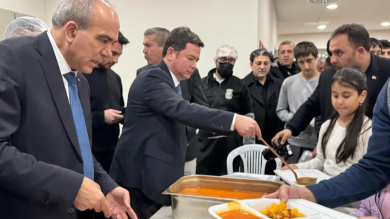 Başkan Aydın iftarda her gün halkla birlikte!