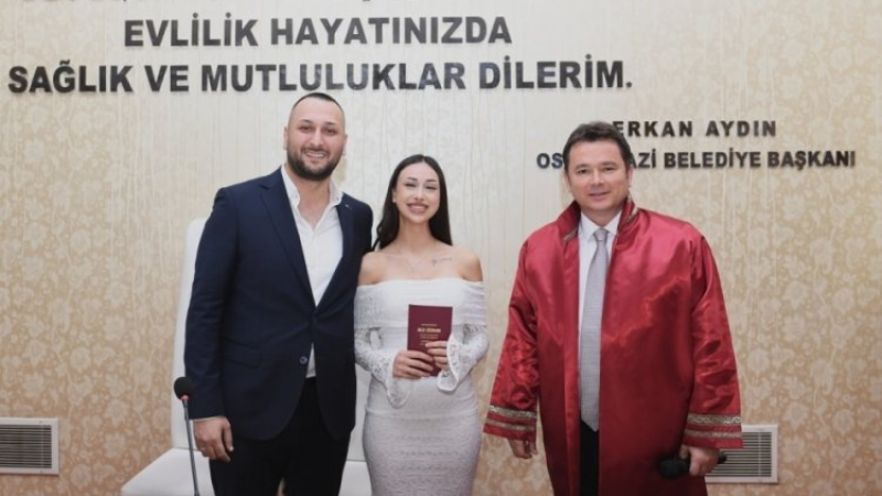 Başkan Aydın'dan özel günde çiftlere sürpriz