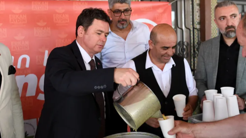 Başkan Erkan Aydın  Bursa Osmangazi’de mahalle mahalle geziyor
