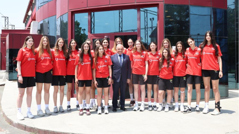 Başkan Özdemir, Bursa'da kamp yapan Millilere başarılar diledi