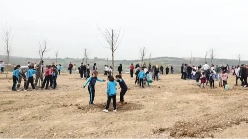 Başkan Şadi Özdemir, çocuklarla fidanlara can suyunu verdi