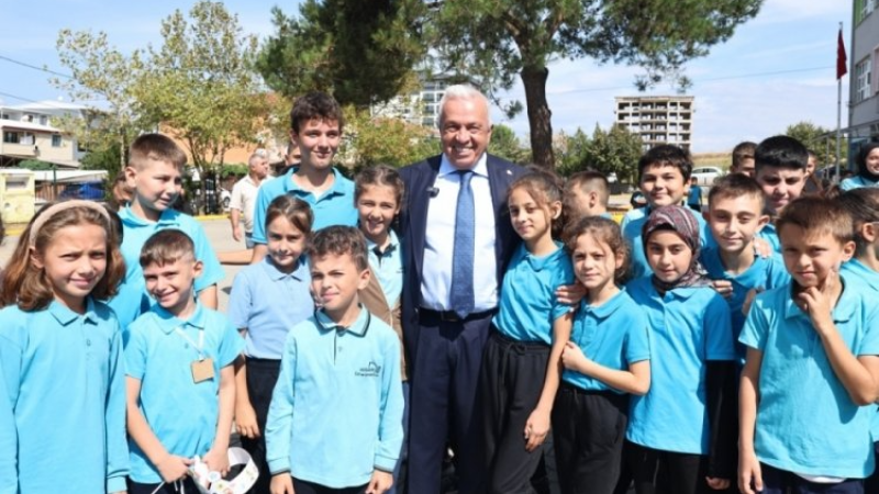 Başkan Şadi Özdemir'den öğrencilere anlamlı hediye
