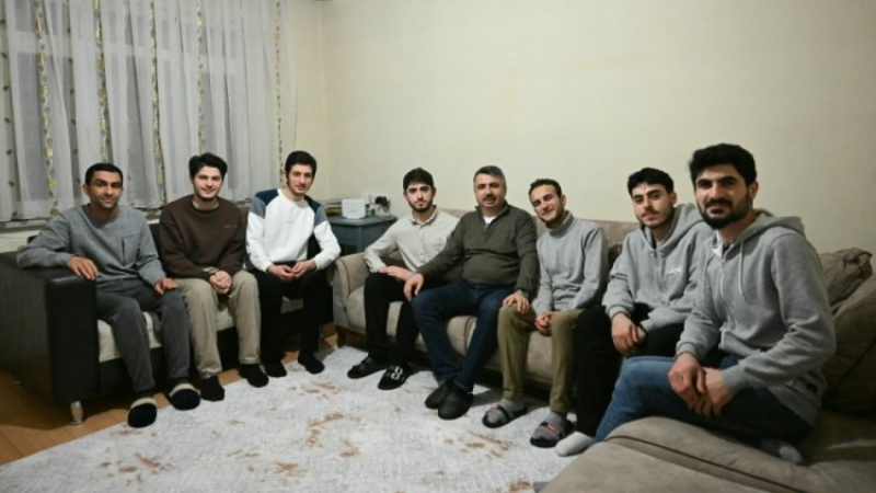 Başkan Yılmaz sahuru mühendis adayı gençlerle yaptı