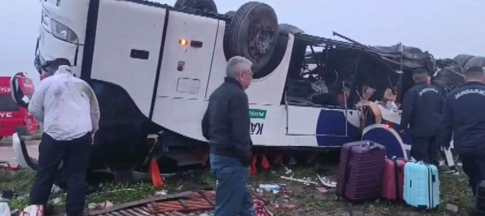 Bayram sabahı korkunç kaza! 2 ölü, 19 yaralı