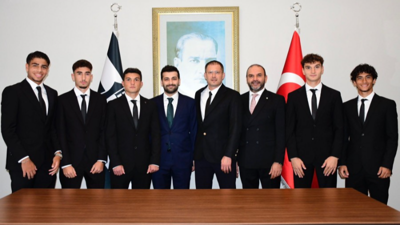 Beşiktaş'ta 5 genç profesyonel oldu