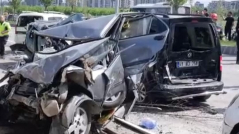 Beton mikseri faciası; Onlarca aracı biçti...