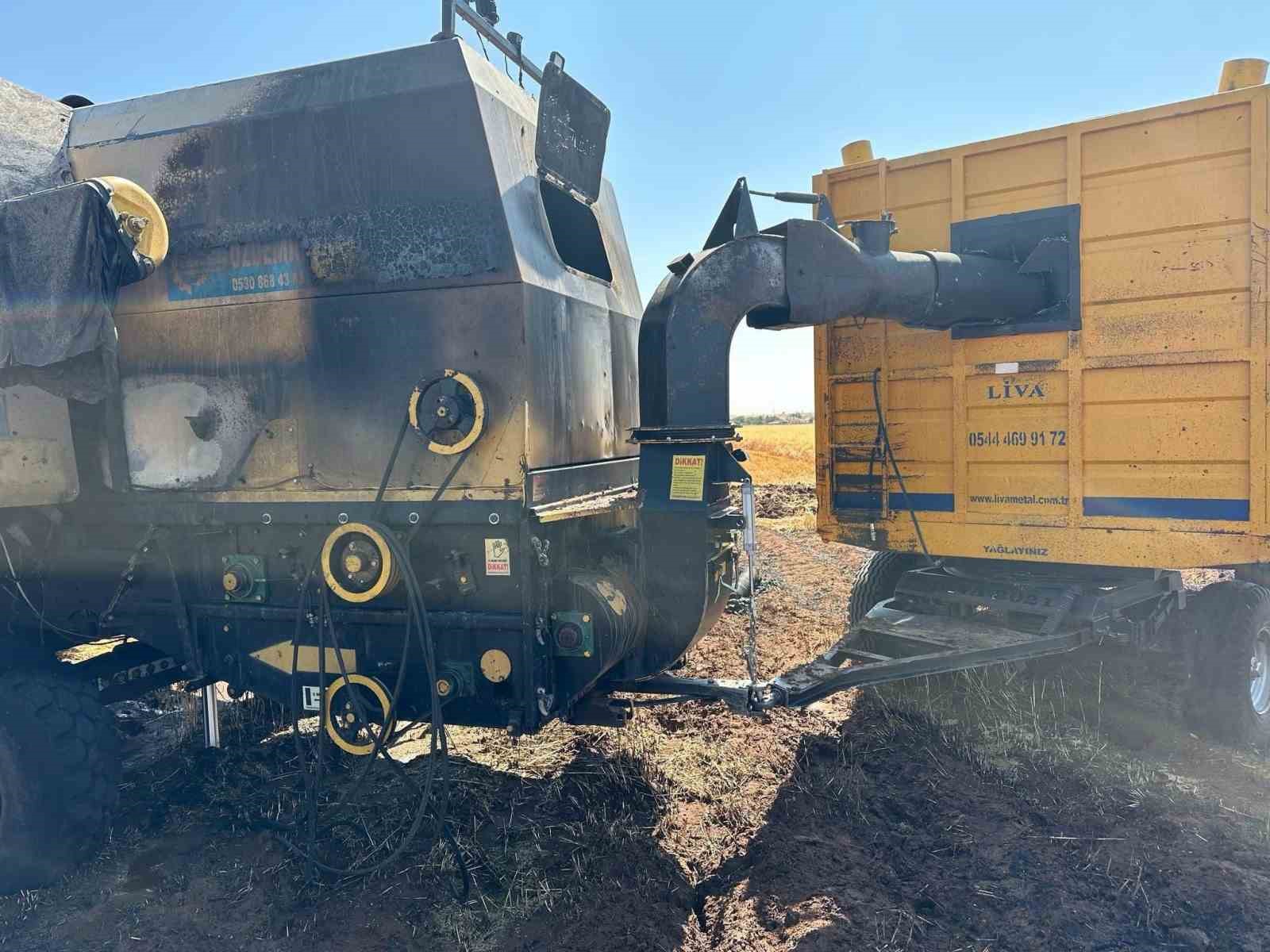 Biçerdöverin motor kısmında çıkan yangın buğday tarlasına zarar verdi