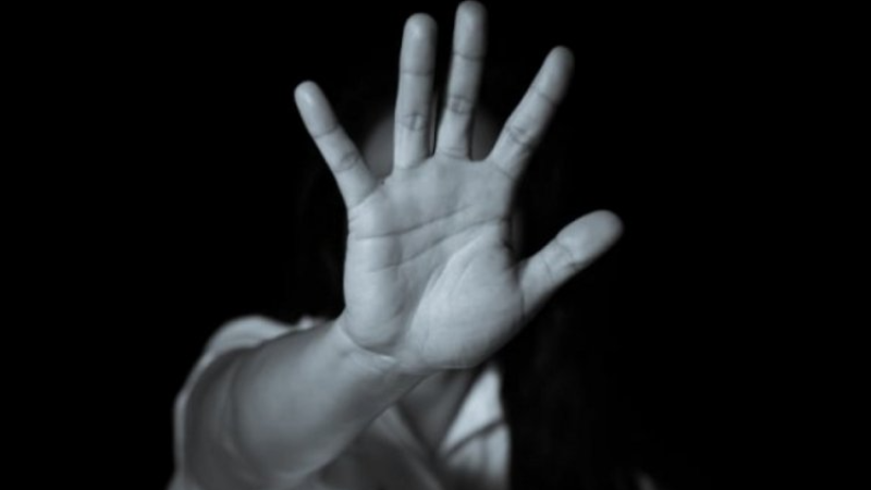 Böyle baba olmaz olsun; Öz kızına...