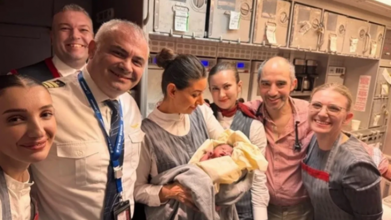 Böylesi belki de ilk kez oluyor; THY uçağında doğum