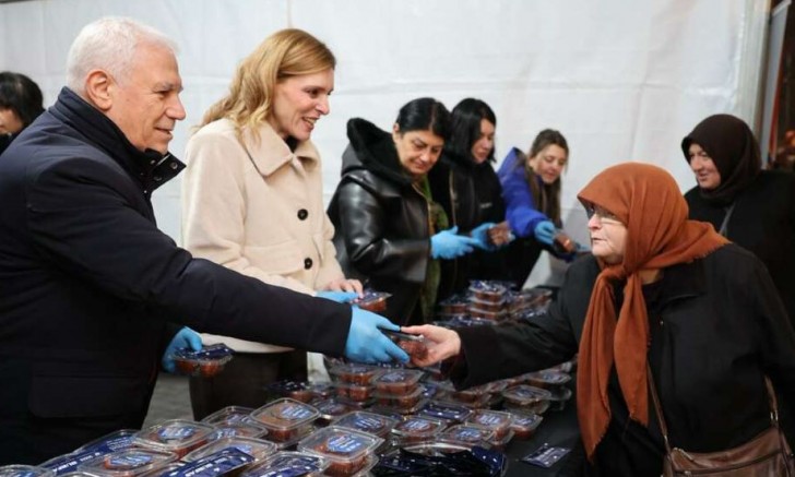 Bozbey’den ilk teravih sonrası Ulu Cami’de tatlı ikramı
