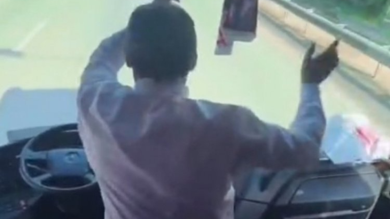 Bu adam çıldırmış olmalı; Şoför oynamaya başladı