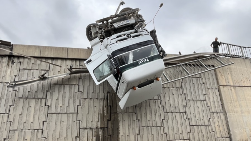 Bu nasıl kaza? Tır bu hale geldi...