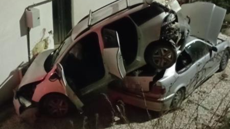 Bu olay Bursa'da yaşandı; Arabanın üstüne uçtu