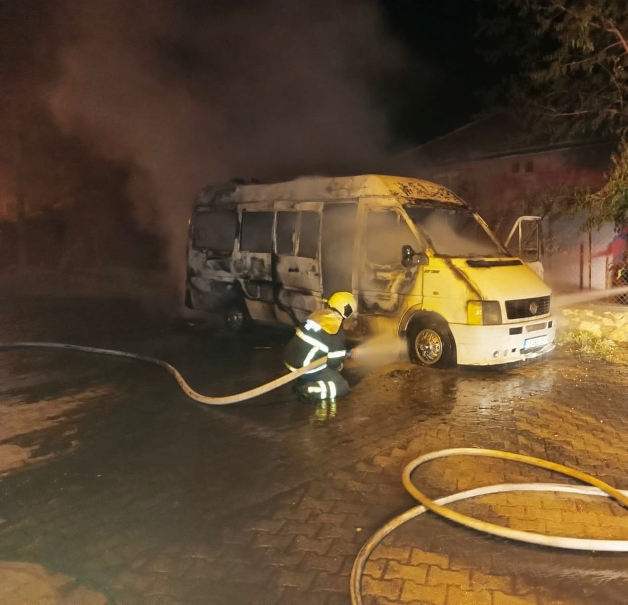 Bucak’ta minibüs alevlere teslim oldu