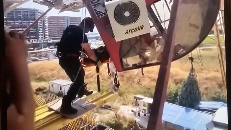 Bursa 60 metrelik vinç devrildi, askıda kalan operatörü böyle kurtarıldı