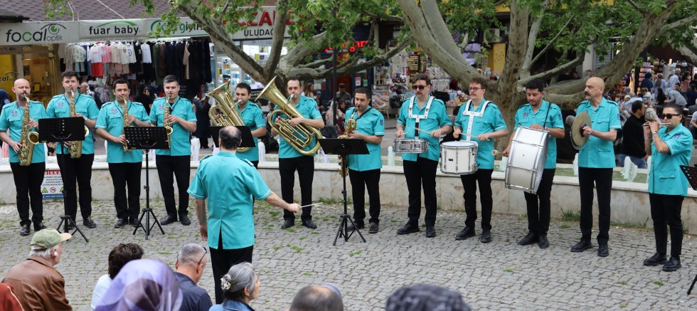 Bursa Büyükşehir Bandosu mest ediyor