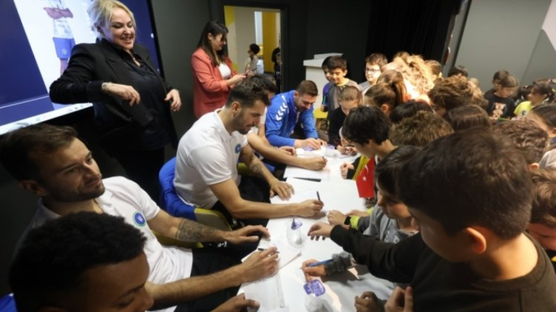 Bursa Büyükşehir Belediyesporlu voleybolcular, öğrencilerle buluştu