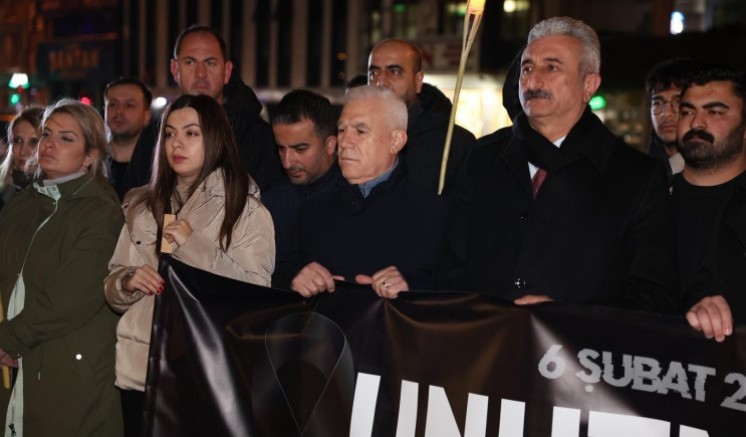 Bursa'da 04.17’de sirenler çaldı, saygı duruşunda bulunuldu