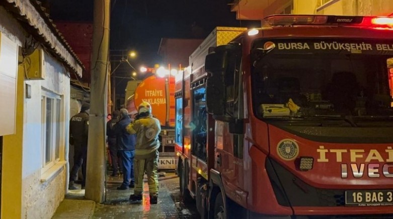 Bursa'da 2 katlı ev harabeye döndü...