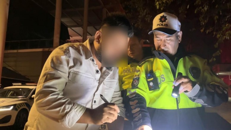 Bursa'da alkollü sürücü hem polisi hem gazeteciyi güldürdü