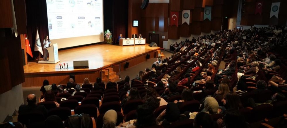 Bursa’da anne sütü sempozyumu büyük ilgi gördü