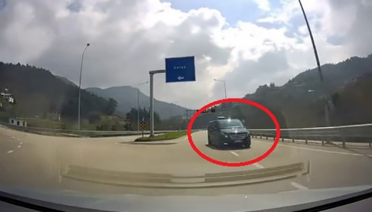 Bursa’da araçlar kafa kafaya çarpışmanın eşiğine geldi!