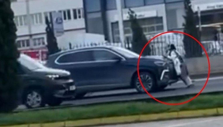 Bursa'da bir garip olay; Araçların önünü kesti